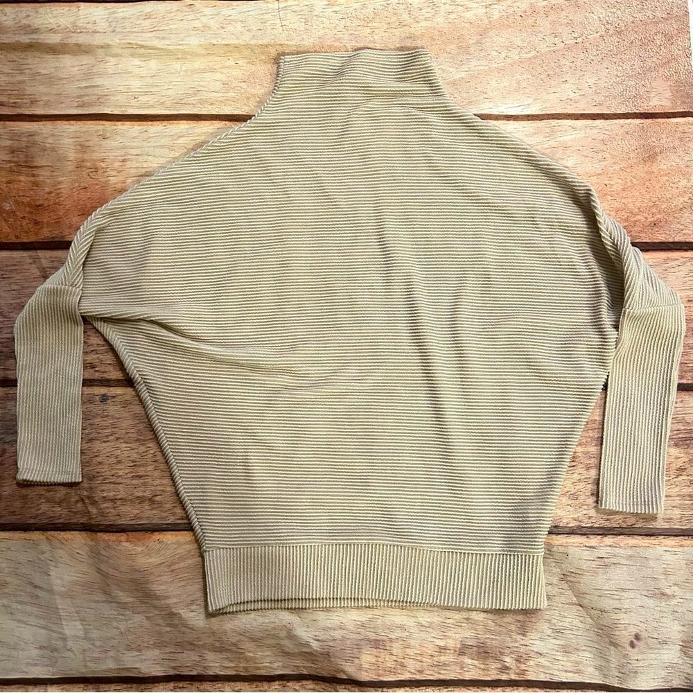 REB in J. 220 Ribbed Turtleneck Top Size Medium
